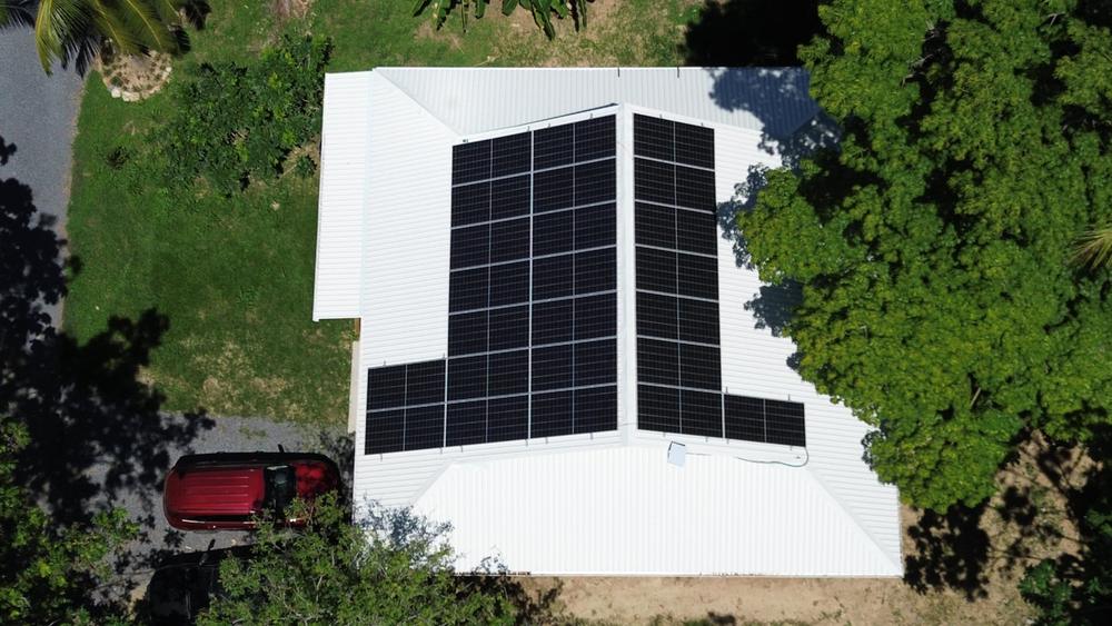 Vue aérienne du toit avec panneaux solaires