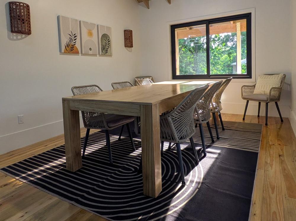 Salle à manger et fenêtre sur la végétation