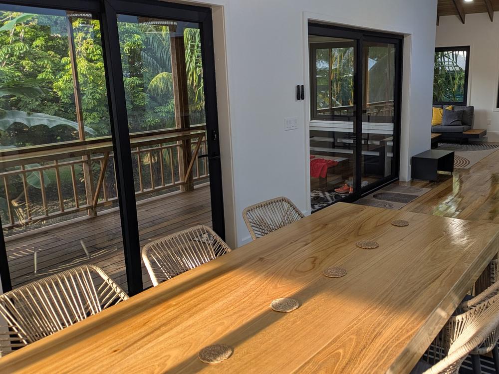 Table à manger et portes vers la véranda