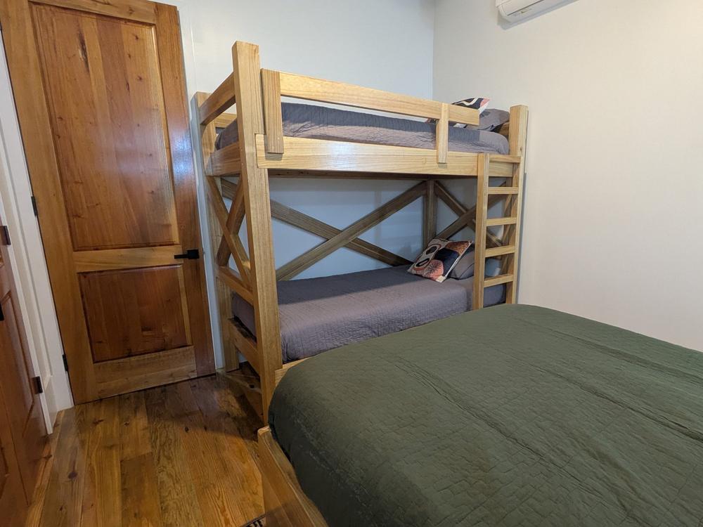 Deuxième chambre d'invités avec lits superposés