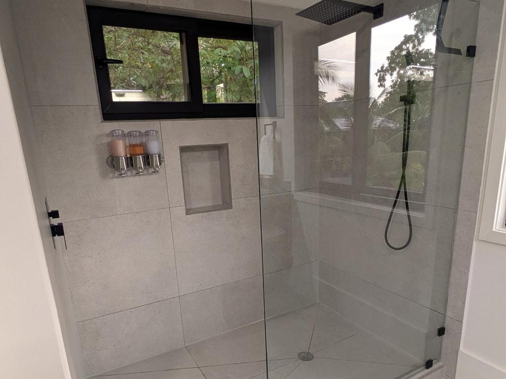 Douche de la salle de bain attenante
