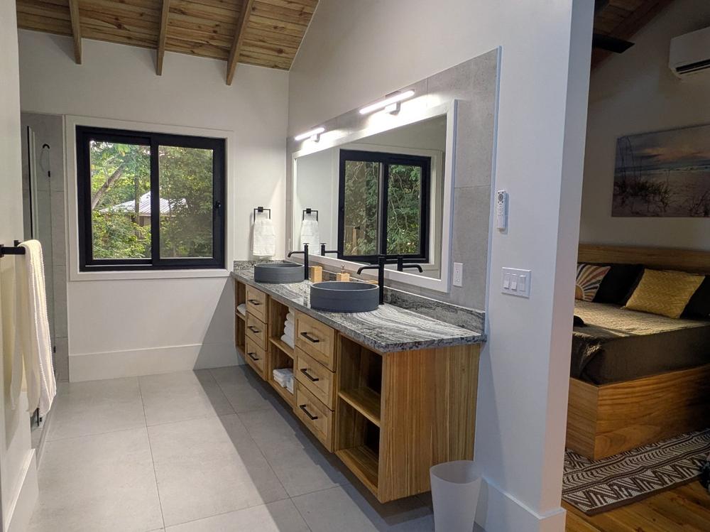Salle de bain attenante avec double vasque