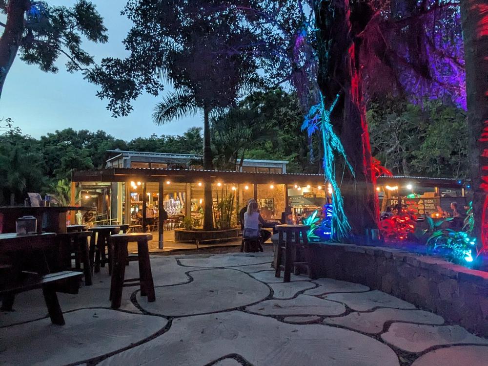 Terrasse en pierre et brasserie en soirée