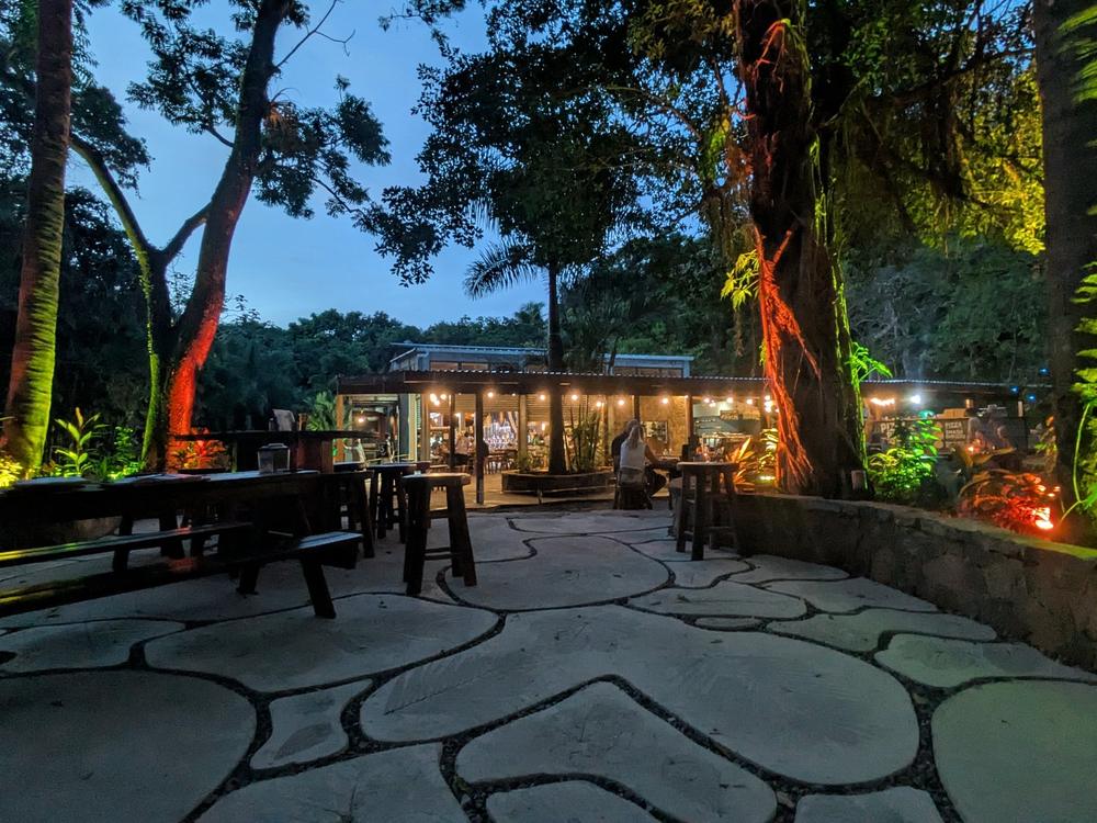 Roatan Island Brewing Co vue depuis la terrasse en pierre