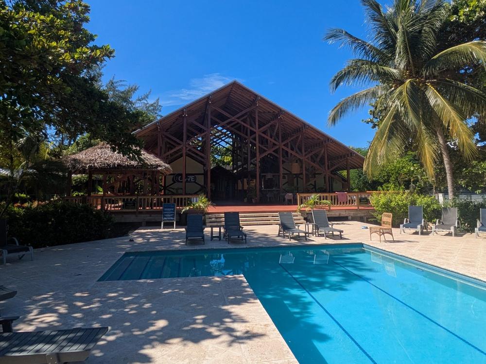Piscine et restaurant The Cove